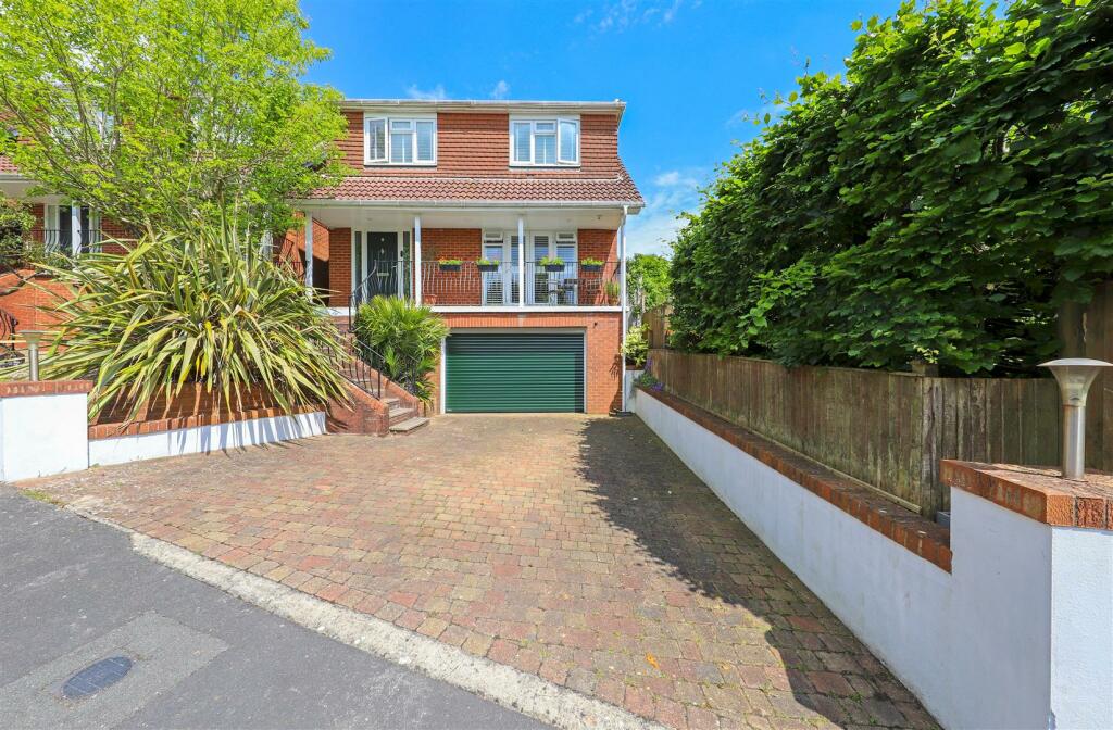 4 bedroom detached house for sale in Treetops Close, Brighton, BN2