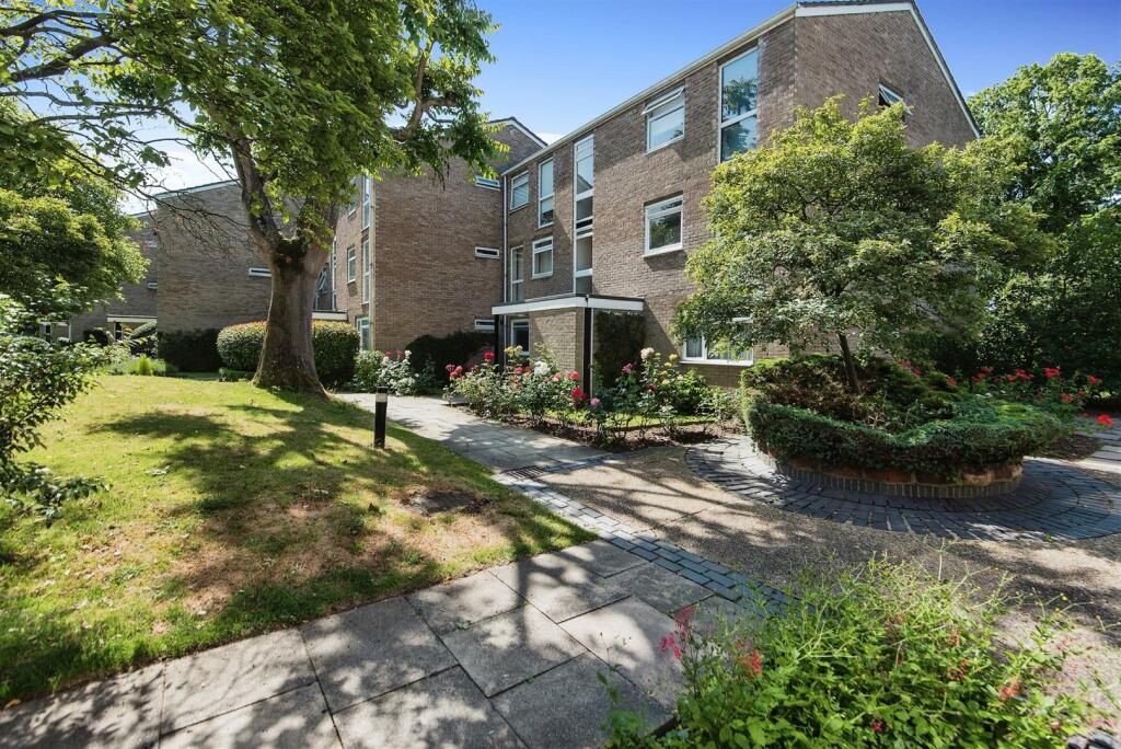 1 bedroom flat for sale in Harrowdene Gardens, Teddington, TW11