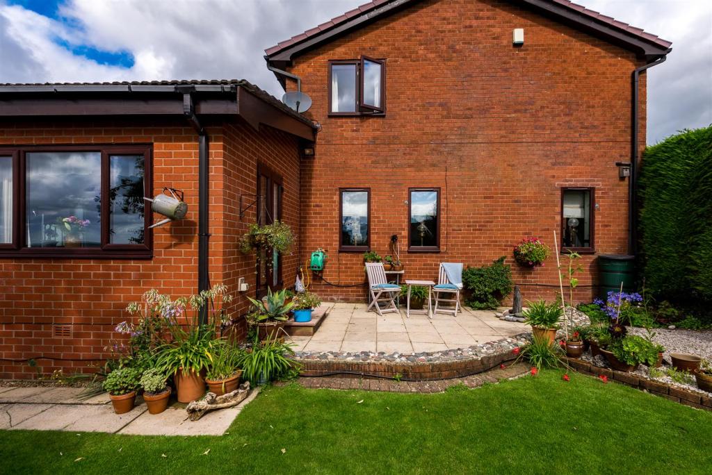 4 bedroom house for sale in Horseshoe Lane, Bromley Cross, Bolton, BL7