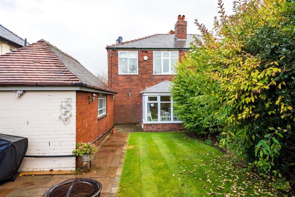 3 bedroom semidetached house for sale in Chapeltown Road, Bromley