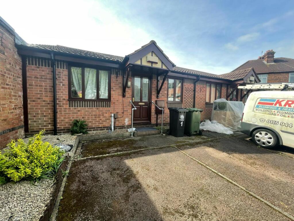2 bedroom bungalow for rent in Black Swan Close, NG5