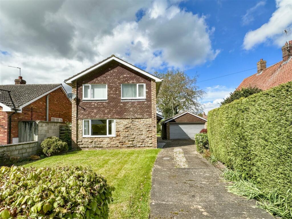 3 bedroom detached house for sale in Southfields Road, Strensall, York