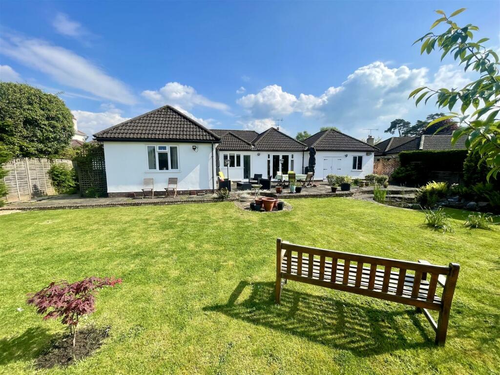 3 bedroom detached bungalow for sale in Church Road, EastonInGordano