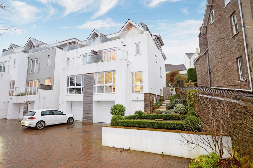 4 bedroom semidetached house for sale in Copper Beech, Nore Road