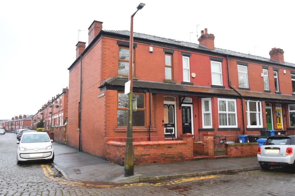 3 bedroom end of terrace house for sale in Moscow Road East, Stockport, SK3