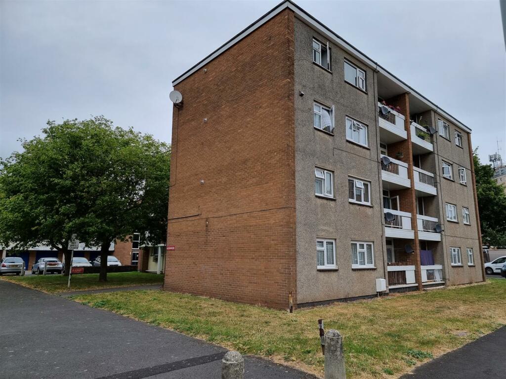 2 bedroom flat for rent in Halswell Close, Bridgwater, TA6