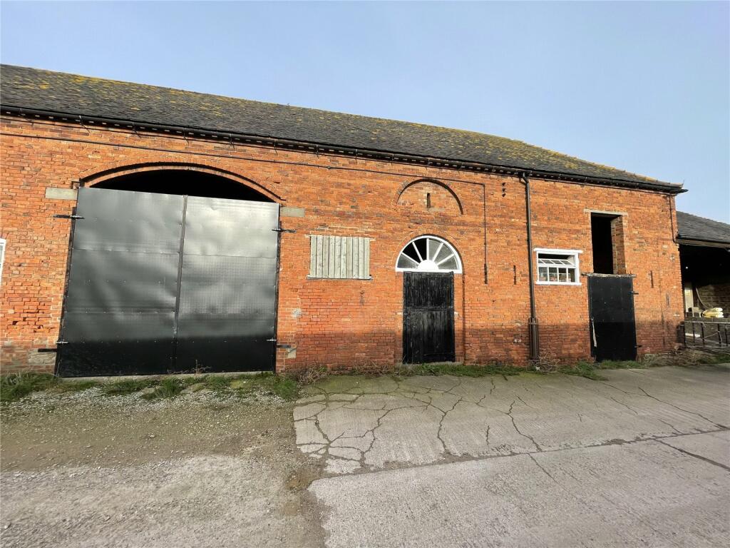 Distribution warehouse for rent in Highlands Park Farm Storage Units