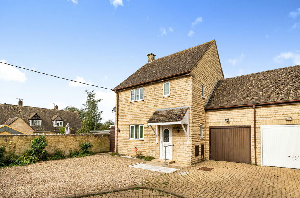 3 bedroom link detached house for sale in Floreys Close, Hailey, Witney