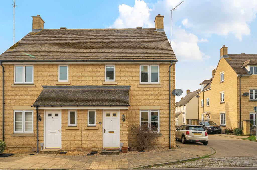 3 bedroom semidetached house for sale in Waterford Road, Witney