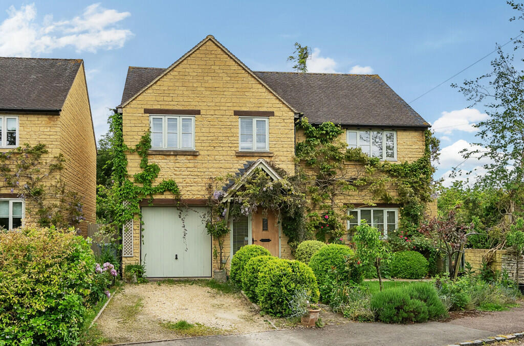 3 bedroom detached house for sale in Glebelands, Bampton, Oxfordshire, OX18