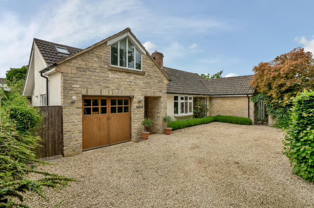 4 bedroom bungalow for sale in Church Lane, Aston, Bampton, OX18