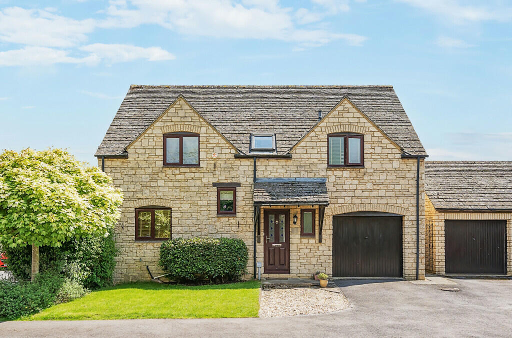 4 bedroom detached house for sale in Westcote Close, Witney, Oxfordshire, OX28
