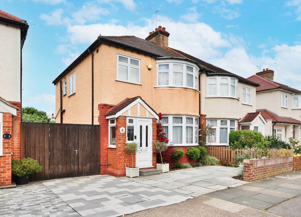 3 bedroom semidetached house for sale in Eton Avenue, New Malden, KT3
