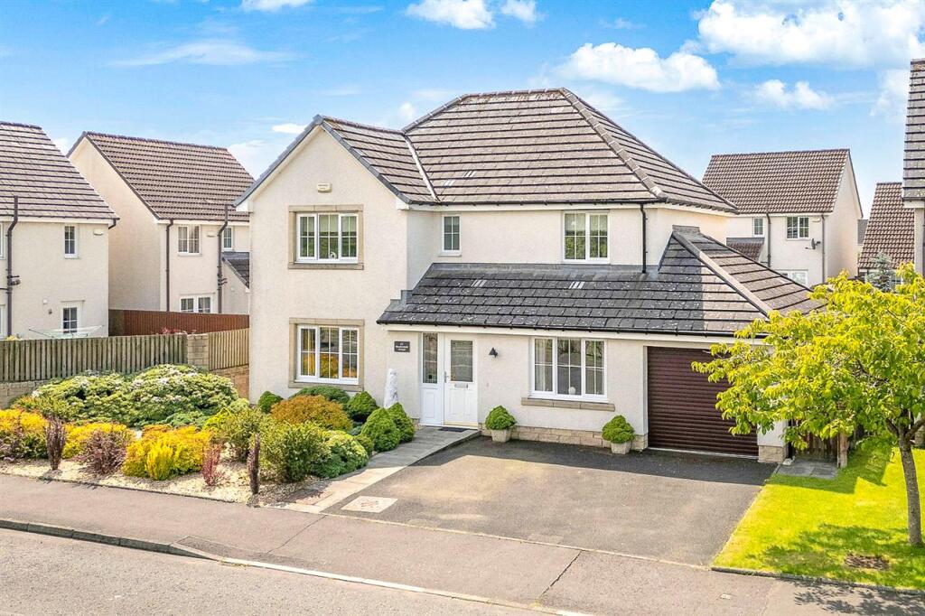 5 bedroom detached house