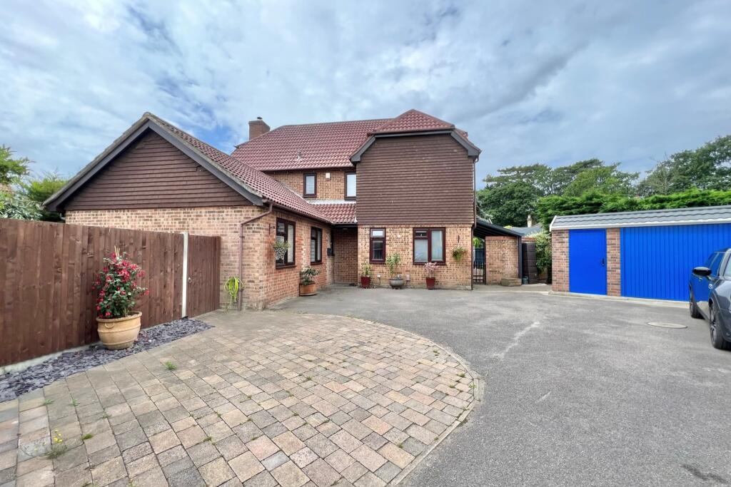 4 bedroom detached house for sale in The Glades, Locks Heath, SO31