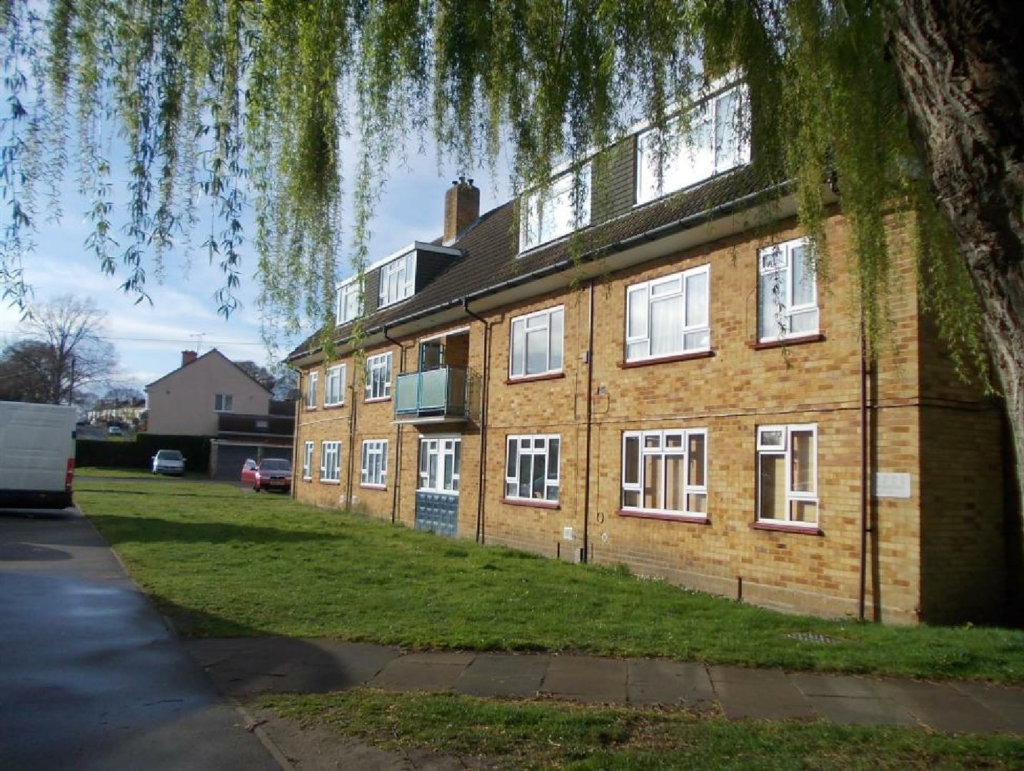 2 bedroom apartment for sale in Broomhill Road, Farnborough, GU14