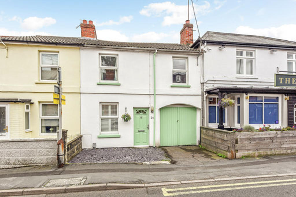 3 bedroom terraced house for sale in Badshot Lea Road, Badshot Lea, GU9