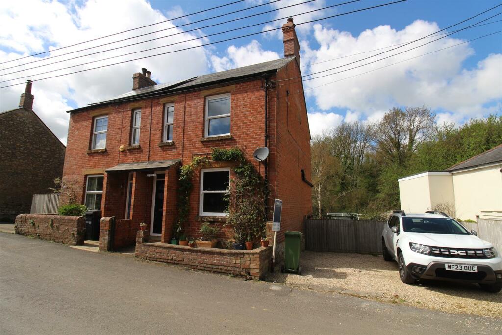 3 bedroom cottage for sale in Silver Street, Misterton VILLAGE