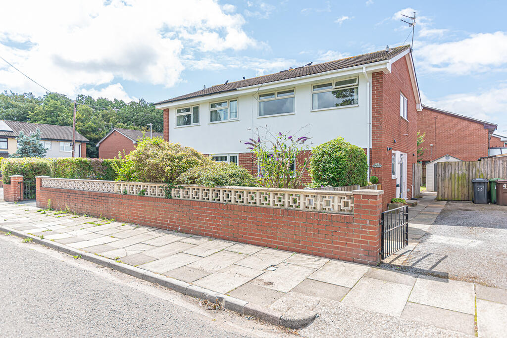 3 bedroom semidetached house for sale in Queensway, Waterloo