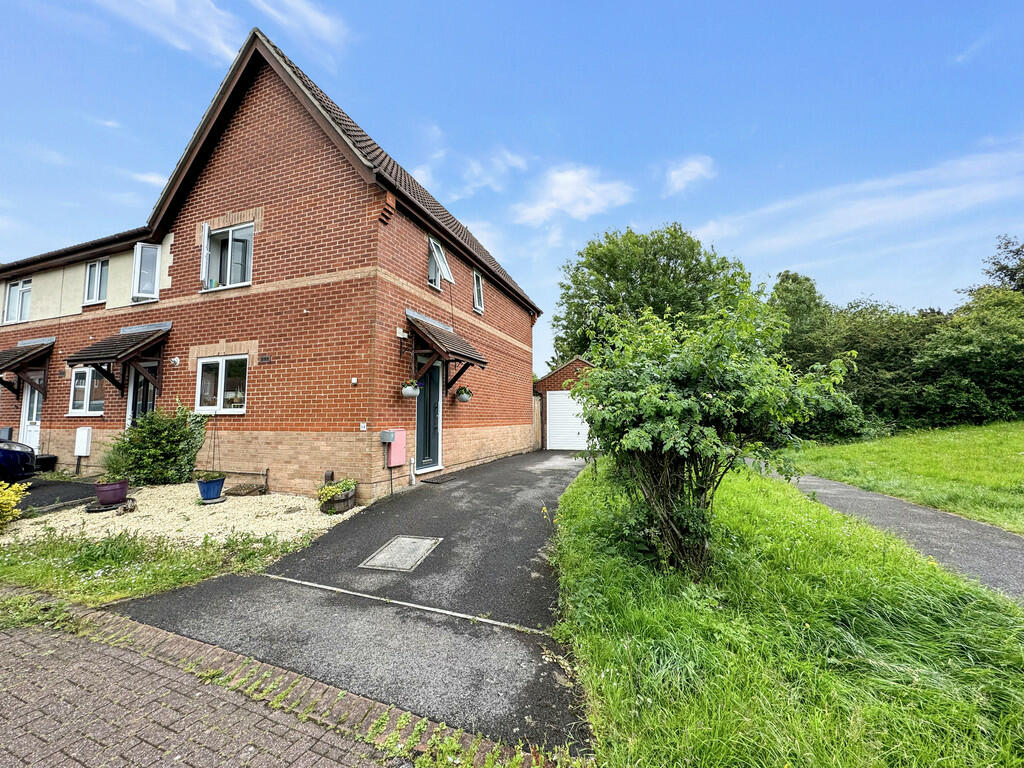 3 bedroom end of terrace house for sale in Hillbourne Close, Warminster, BA12