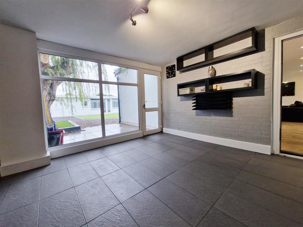 5 bedroom link detached house for sale in Blackpool Road, Lytham, FY8