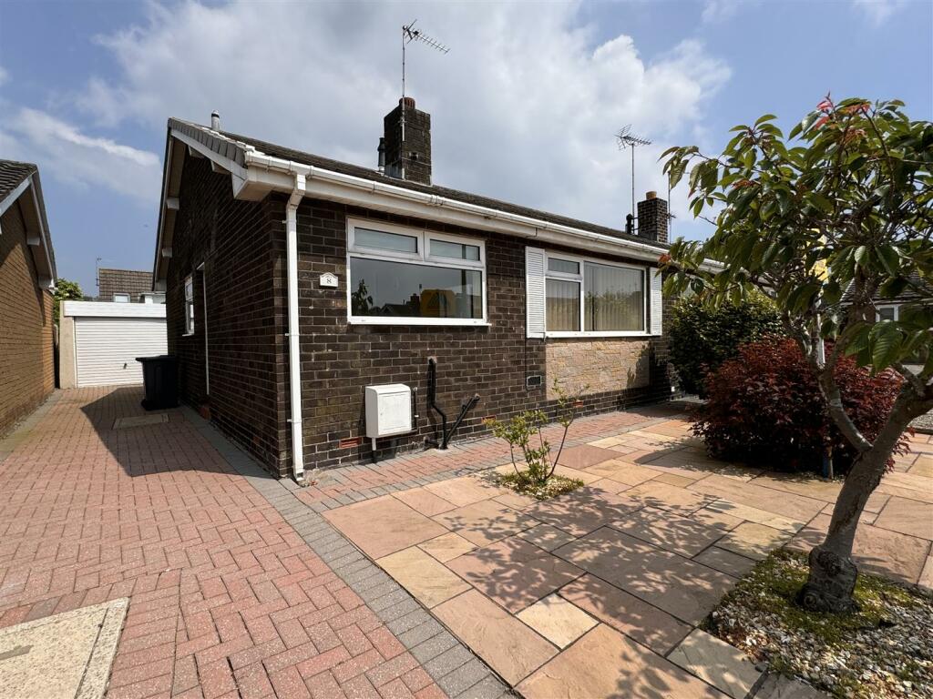 2 bedroom semidetached bungalow for sale in Nookfield Close, Lytham, FY8
