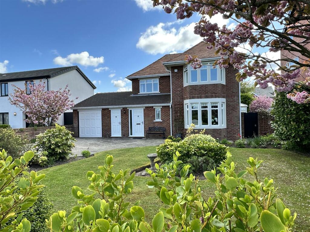 3 bedroom detached house for sale in St. Pauls Avenue, Fairhaven