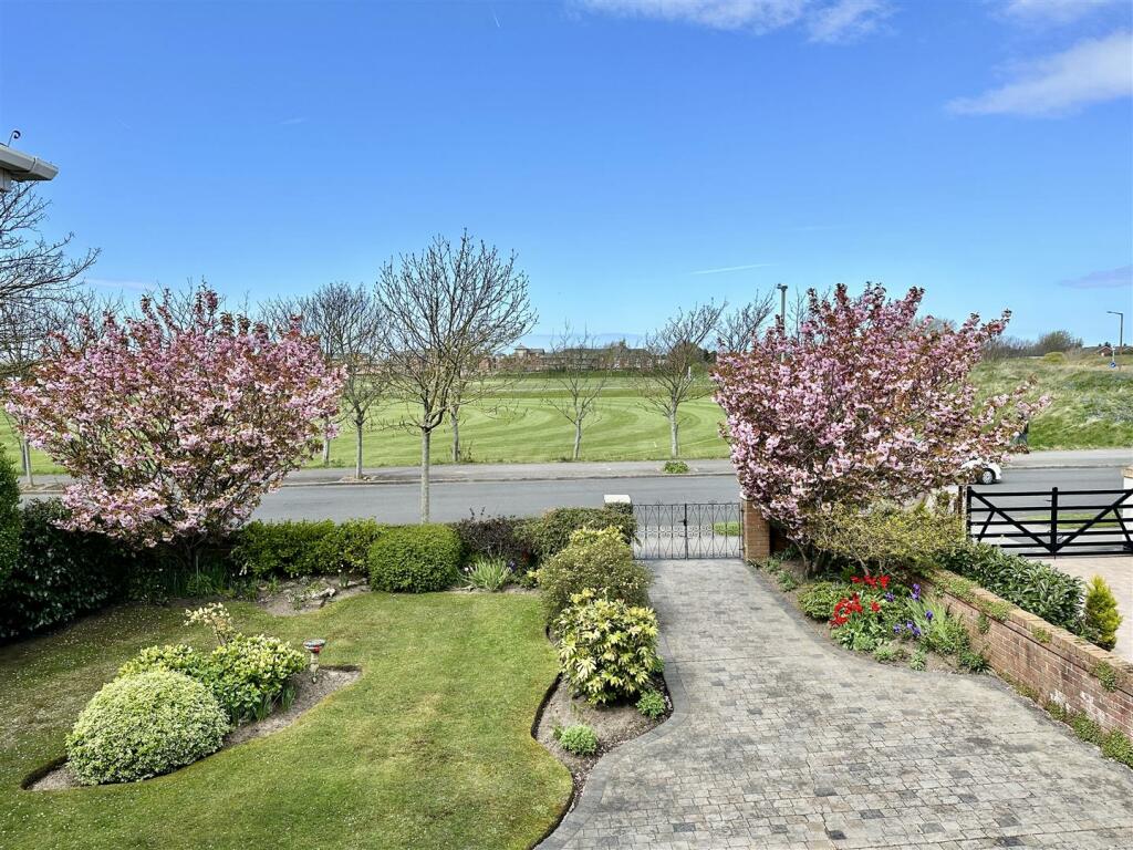 3 bedroom detached house for sale in St. Pauls Avenue, Fairhaven