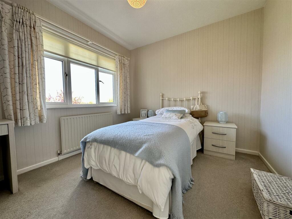 3 bedroom detached house for sale in St. Pauls Avenue, Fairhaven