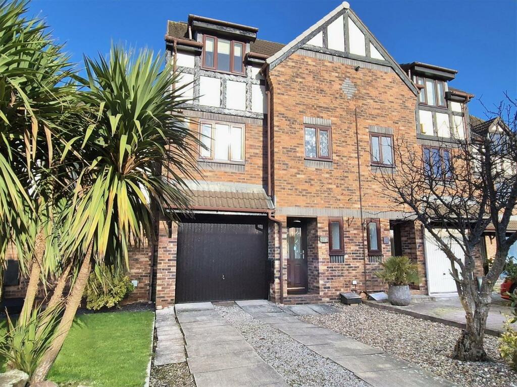 4 bedroom mews property for sale in The Glades, Lytham, FY8