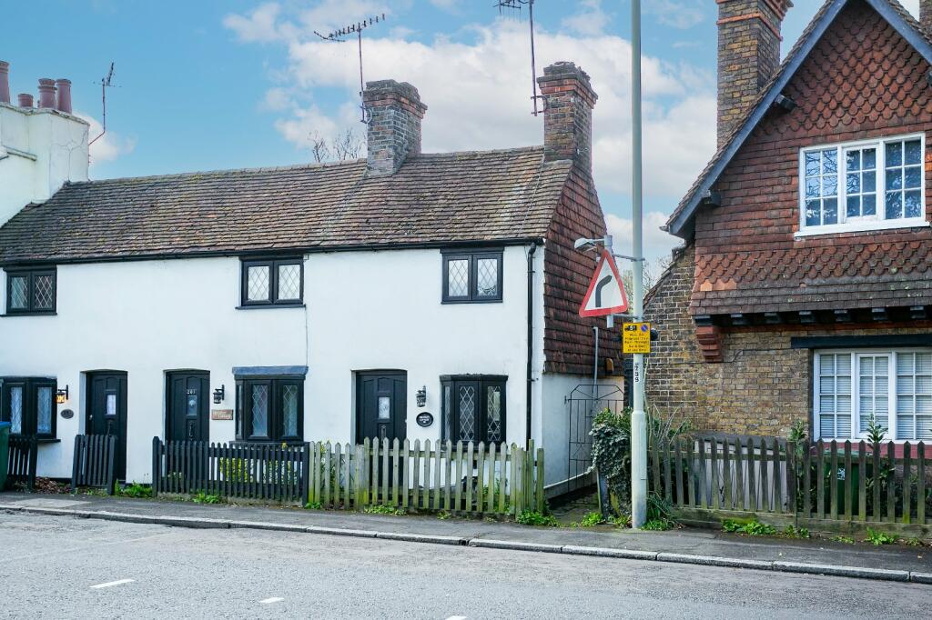 1 bedroom end of terrace house for sale in Pinner Road, Watford
