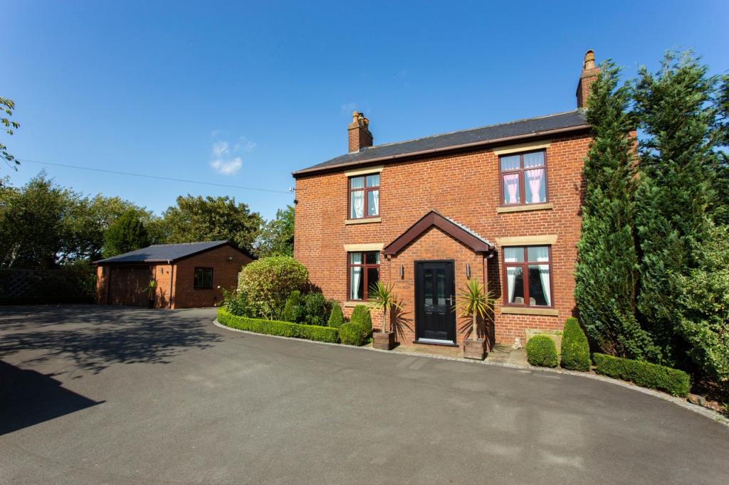 4 bedroom detached house for sale in Golborne Road, Ashton in