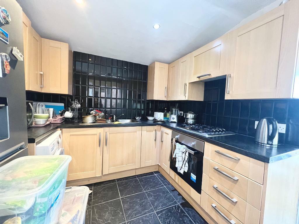 4 bedroom terraced house for sale in Arthur Street, South Luton, Luton