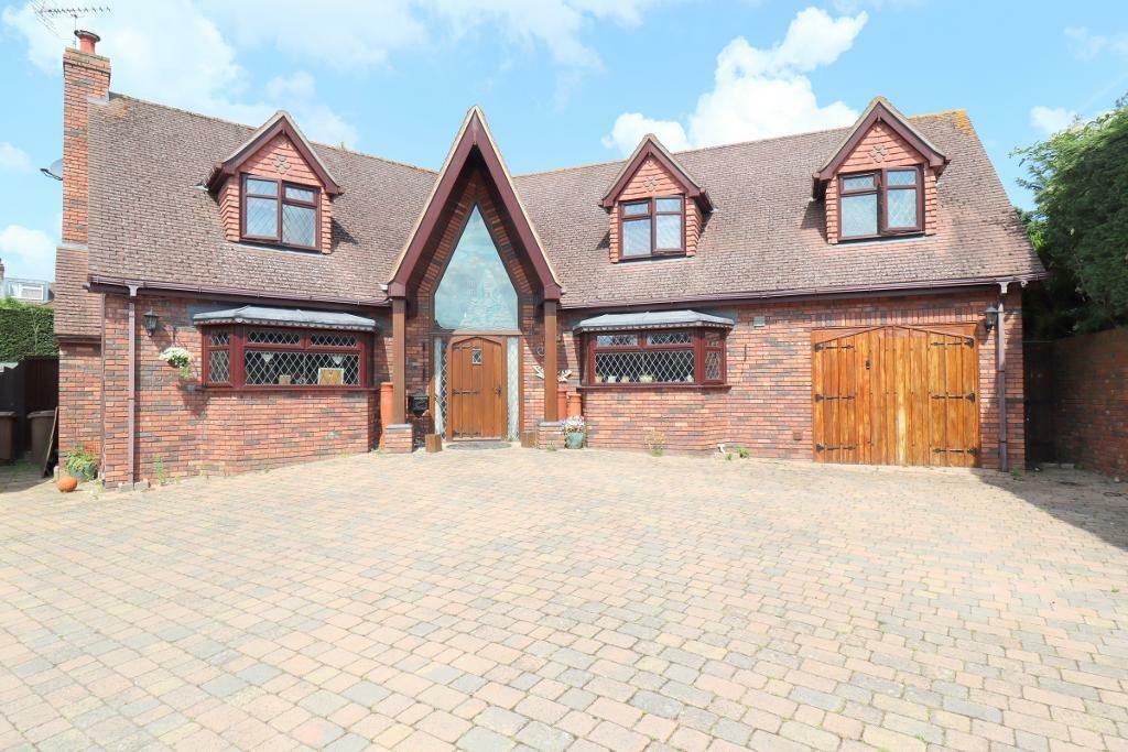 4 bedroom detached house for sale in The Firs, Wigmore Lane, Stopsley