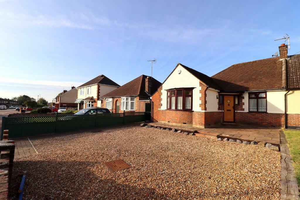 3 bedroom bungalow for sale in Hitchin Road, Stopsley, Luton