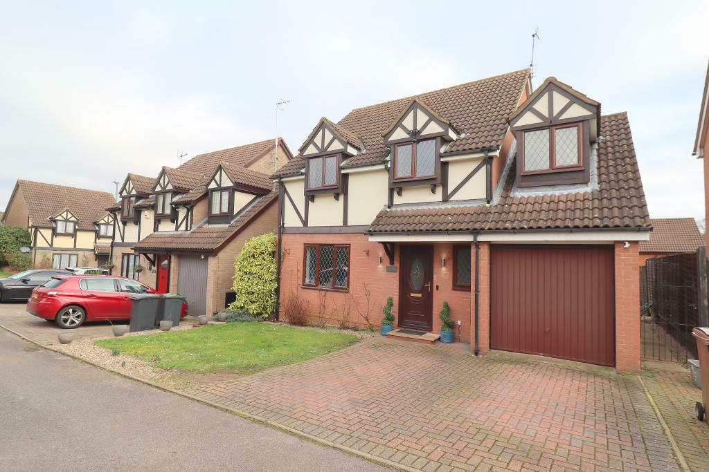 4 bedroom detached house for sale in Ennismore Green, Wigmore, Luton