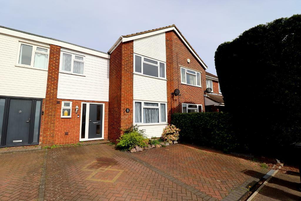 4 bedroom terraced house for sale in Ditchling Close, Stopsley, Luton, Bedfordshire, LU2 8JR, LU2