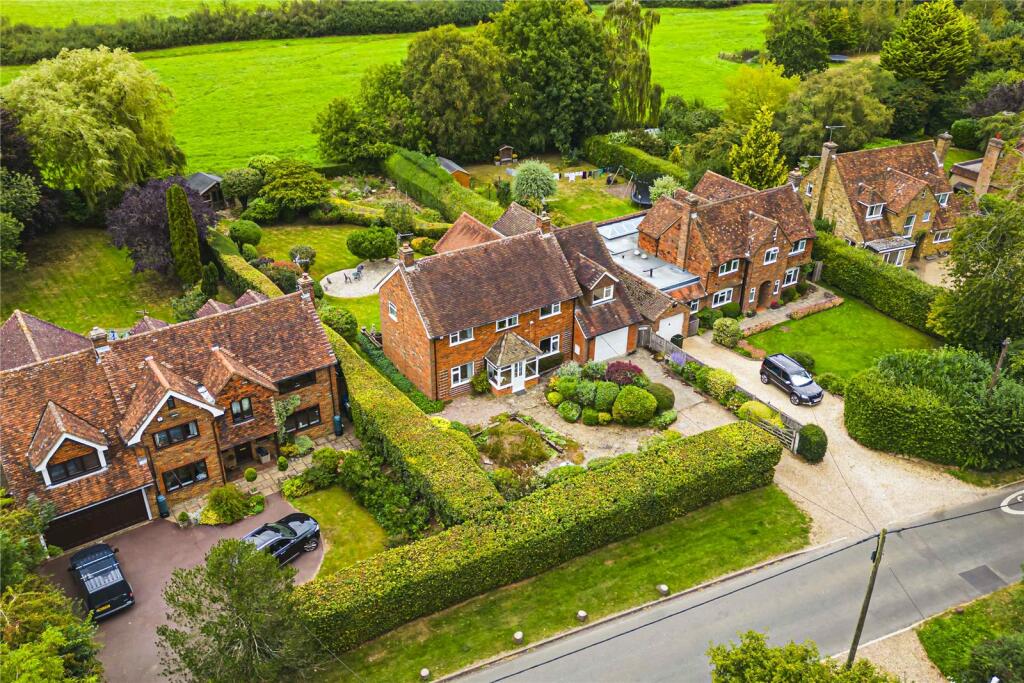 5 bedroom detached house for sale in Hog Lane, Ashley Green, Chesham