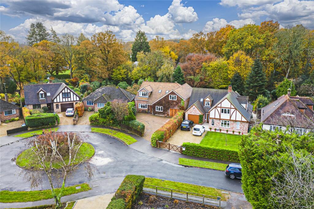 5 bedroom detached house for sale in Rambling Way, Potten End