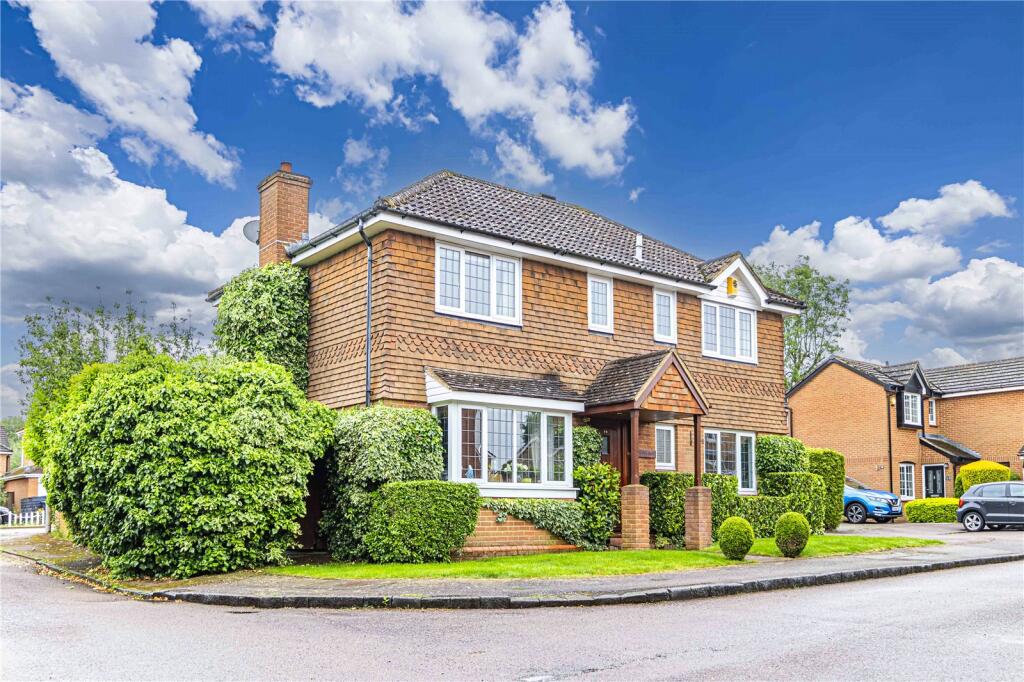 4 bedroom detached house for sale in Yew Tree Drive, Bovingdon, Hemel Hempstead, Hertfordshire, HP3