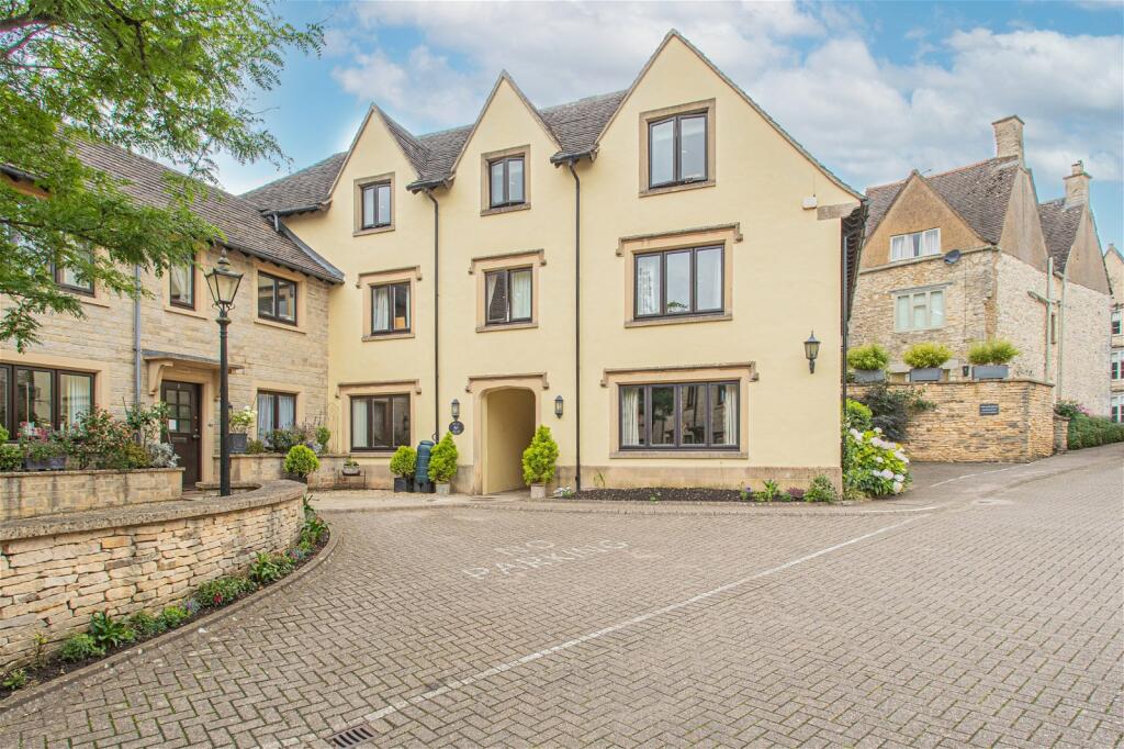 1 bedroom flat for sale in Chantry Court, Tetbury, GL8