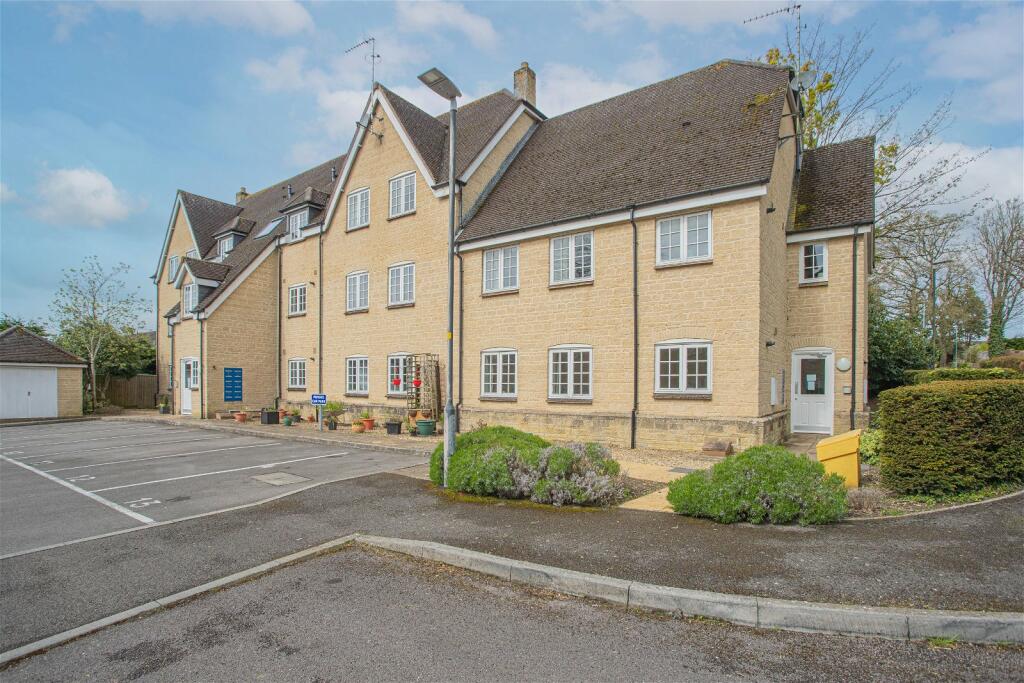 2 bedroom ground floor flat for sale in Courthouse Road, Tetbury, GL8