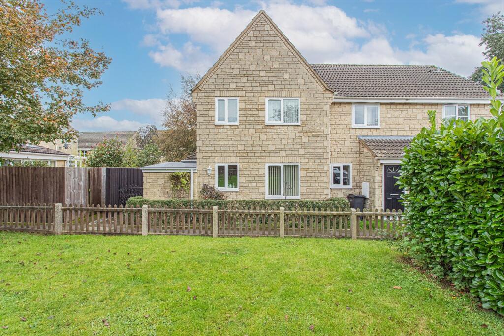 1 bedroom terraced house for sale in Suffolk Close, Tetbury, GL8