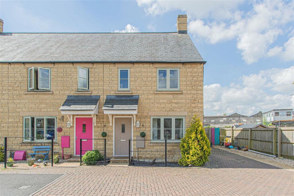 2 bedroom end of terrace house for sale in Trubshaw Close, Tetbury, GL8