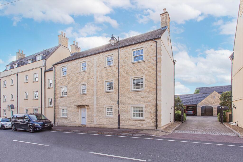 3 bedroom flat for sale in Prince Court, Tetbury, GL8