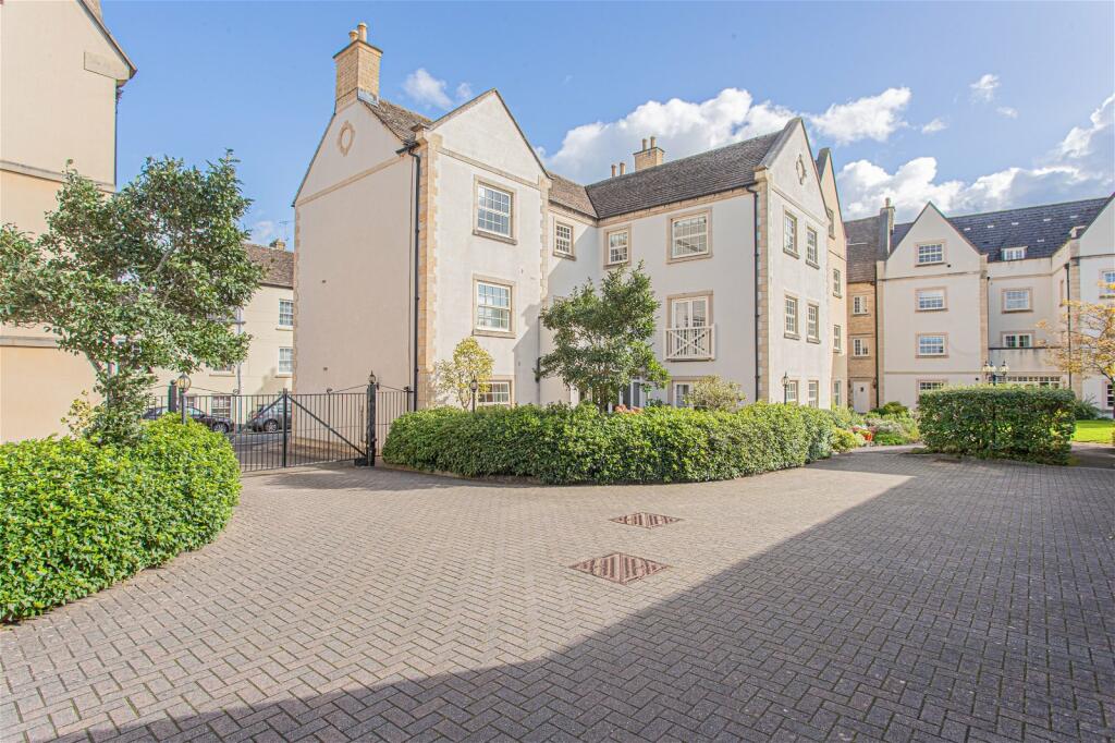 3 bedroom flat for sale in Prince Court, Tetbury, GL8
