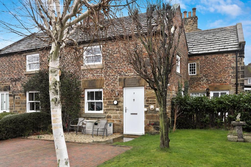 2 bedroom terraced house for sale in Priory Square, Walton, Wakefield, WF2