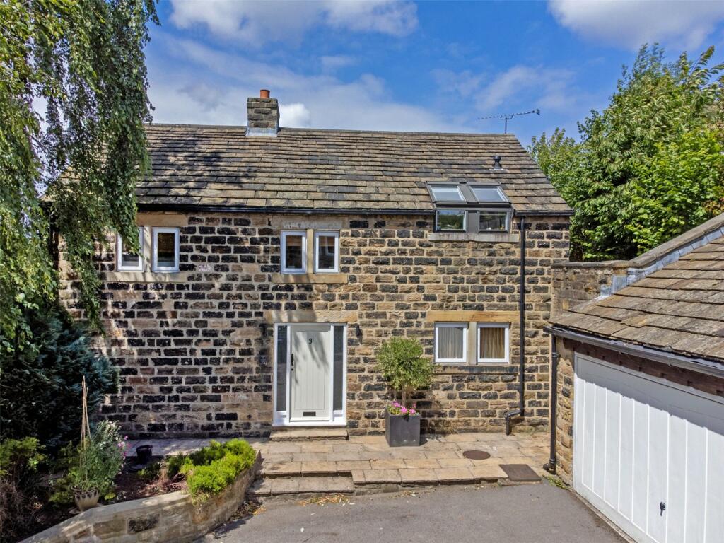 3 bedroom detached house for sale in Hill Top Road, Newmillerdam