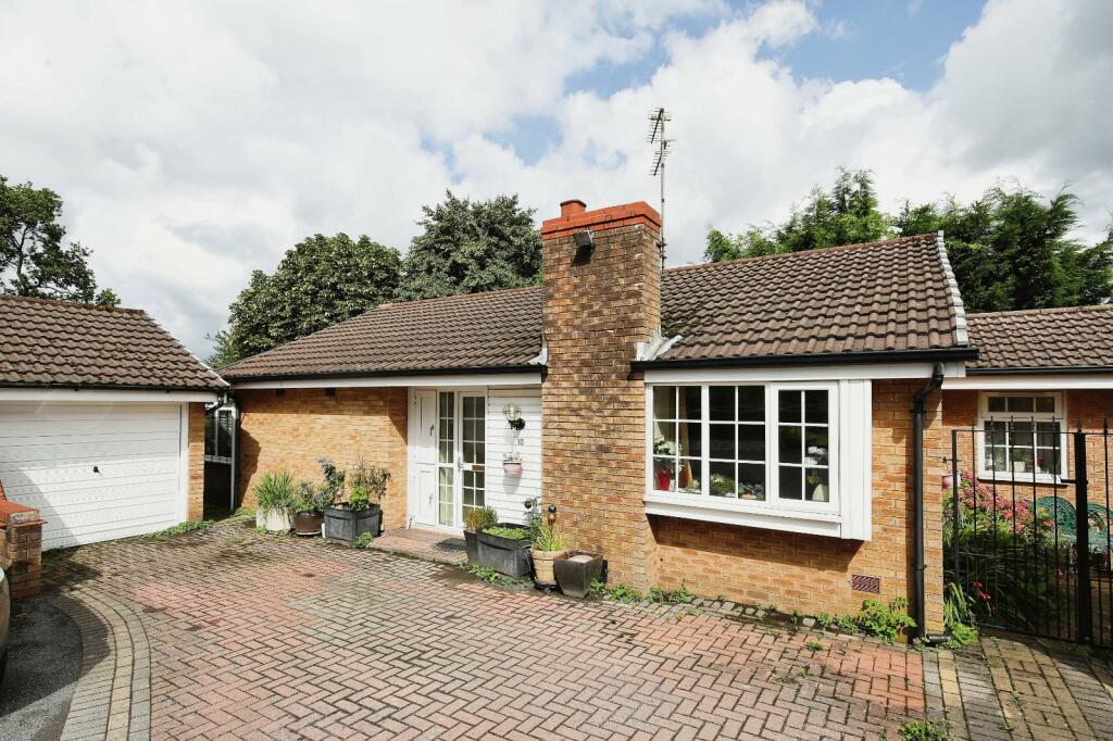 2 bedroom bungalow for sale in Calderbrook Drive, Cheadle Hulme