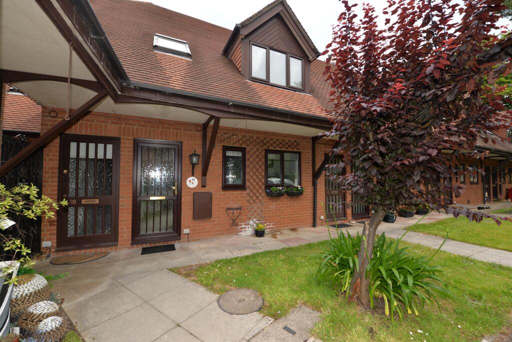 Main image of property: 35 Bassett Crescent West, Bassett, Southampton, SO16